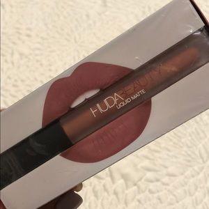 Liquid matte lipstick